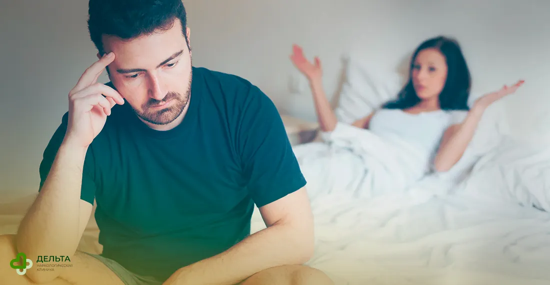 Мужчина задумчиво сидит на кровати рядом с женщиной